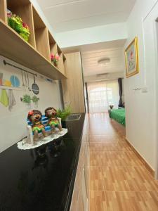 芭達雅中心的住宿－Nirun Grand Ville C4，一间厨房,在房间的一个柜台上有两个娃娃