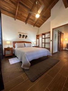 a bedroom with a large bed in a room at Cabañas Areno Lodge. in Bijagua