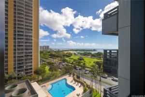 un balcone con vista sulla piscina di un edificio di Moana Luxury Residence a Honolulu