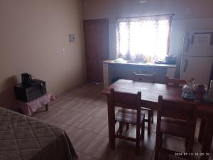 um quarto com uma mesa de jantar e uma janela em Alojamiento Huazhiul Barreal em Barreal