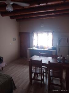 um quarto com uma mesa e cadeiras e uma janela em Alojamiento Huazhiul Barreal em Barreal