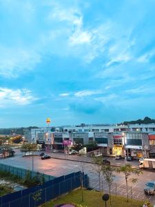 Blick auf die Stadt mit Parkplatz in der Unterkunft Santai at KotaWarisan KLIA Netflix in Sepang