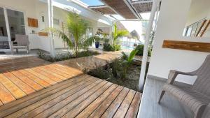 une terrasse couverte avec une terrasse en bois ornée de plantes dans l'établissement AZVLIK, à Rivas