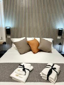 a bedroom with a bed with towels on it at B&B Regina 381 in Messina