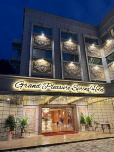 uma frente de loja com um cartaz que lê a grande Pacific Spring Inn em Grand Pleasure Spring Hotel em Taipei