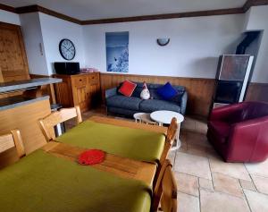 salon z kanapą i stołem w obiekcie les 7 laux immobilier chalet A w mieście Prapoutel +265 zdjęć
