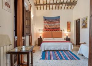 1 dormitorio con 1 cama grande y 1 mesa en Casale Colomba, en Buseto Palizzolo