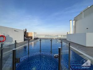 Bazén v ubytování NEW! Amazing Studio in Al Majan nebo v jeho okolí