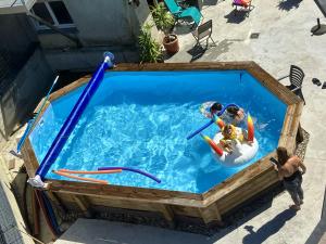 grupa ludzi w basenie w parku wodnym w obiekcie Appartement de 3 chambres avec vue sur la ville jardin amenage et wifi a Lohr w mieście Lohr