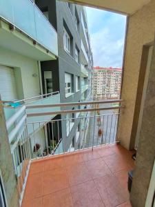 ein Balkon mit Blick auf ein Gebäude in der Unterkunft Apartamento familiar reformado en Amara, Estadio Anoeta, Donostia-San Sebastián in San Sebastián