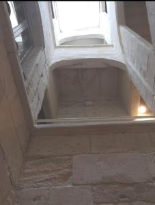 een lege trap in een gebouw met een raam bij Studio centre historique in Arles