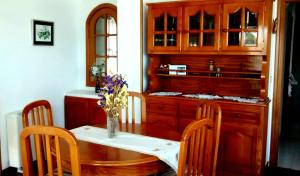 a dining room with a table and chairs and a kitchen at Apartamento turístico en Porto do Son in Porto do Son
