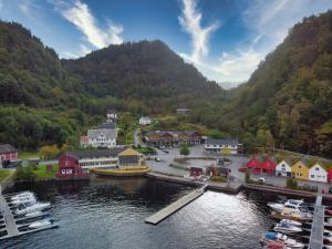 una piccola cittadina su un fiume con barche in acqua di Leirvik i Sogn-Apartment a Leirvik