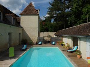 羅亞爾河畔蒙路易的住宿－Gîtes de la Bigauderie，一座房子后院的游泳池