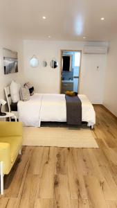 1 dormitorio con 1 cama grande y 1 sofá en Chambre le Petit Olivier, en Arles