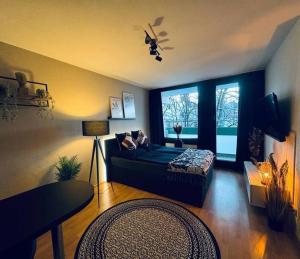 a living room with a bed and a window at Willkommen im „happines(t)“ in Haslach