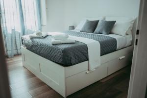 ein Schlafzimmer mit einem Bett mit zwei Handtüchern darauf in der Unterkunft [Attico in Centro - Crotone] appartamento elegante in Crotone