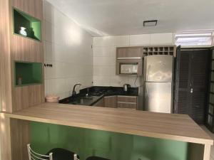 een keuken met een aanrecht en een koelkast bij Casa Praia Perola in Passo de Torres