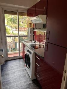 une cuisine avec un évier et une machine à laver dans l'établissement F1 - 8MIN DE LA PLAGE - 5MIN TRAMWAY, à Nice