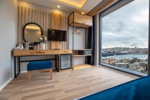 1 dormitorio con escritorio y ventana grande en Union Hotel Karaköy en Estambul