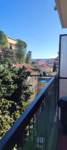 d'un balcon avec vue sur la rivière et les bâtiments. dans l'établissement F1 - 8MIN DE LA PLAGE - 5MIN TRAMWAY, à Nice
