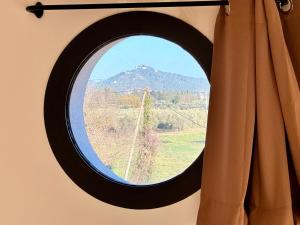 uma janela redonda com vista para uma montanha em Mas CamPau em Fontvieille