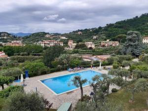 una piscina en una villa con una montaña en piana degli ulivi, en San Terenzo