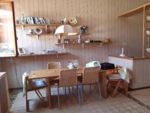 una mesa de madera y sillas en una habitación con mesa en piana degli ulivi, en San Terenzo