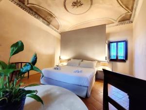 sypialnia z 2 łóżkami i sufitem w obiekcie Castel Di Luco w mieście Acquasanta Terme