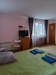 Ein Bett oder Betten in einem Zimmer der Unterkunft Вілла На Гірській