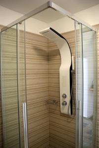 La salle de bains est pourvue d'une douche avec un pommeau de douche. dans l'établissement Apollon-Artemis Apartments, à Apollonia