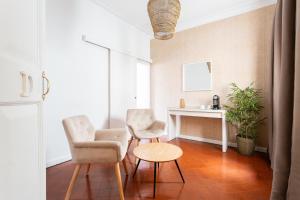 sala de estar con 2 sillas y mesa en Sunny rooms bcn, en Barcelona