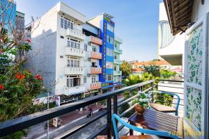 Un balcon sau o terasă la Cho thuê VIlla nguyên căn 50 Pax