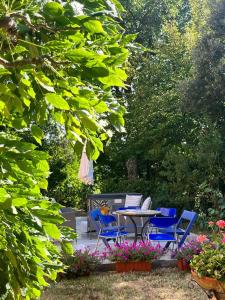 een patio met een tafel, stoelen en bloemen bij MaMè in Bettona