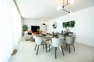 jadalnia i salon ze stołem i krzesłami w obiekcie Mara's Apartments Higueron West - Mediterranean Style - Beach & Golf - Large Sunny Terrace !!!! w mieście Fuengirola