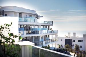 architektoniczne wykonanie budynku z balkonami w obiekcie Mara's Apartments Higueron West - Mediterranean Style - Beach & Golf - Large Sunny Terrace !!!! w mieście Fuengirola