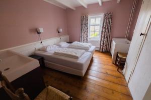 En eller flere senge i et værelse på Herenhuis de Pastorie Groede