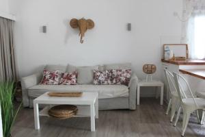 uma sala de estar com um sofá e uma mesa em Relaxing Bungalow Playa del Inglés em Maspalomas