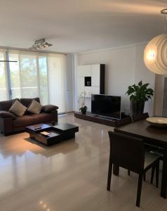 uma sala de estar com um sofá e uma mesa em Art and Sciences view luxury apartment em Valência