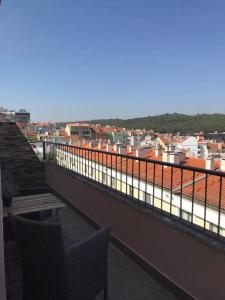 d'un balcon avec un banc et une vue sur la ville. dans l'établissement NEW Monsanto View Charming Apartment @ Campolide - 3B, à Lisbonne