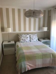 - une chambre avec un lit, 2 tables de chevet et 2 lampes dans l'établissement NEW Monsanto View Charming Apartment @ Campolide - 3B, à Lisbonne