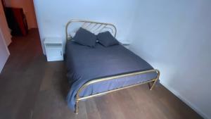 ロッカ・ピーアにあるCasa Lu'の青い枕2つが備わるベッド1台