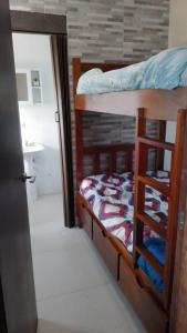 1 dormitorio con litera y baño en PH SERENA, en Nueva Gorgona