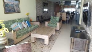 sala de estar con sofá y mesa en PH SERENA, en Nueva Gorgona