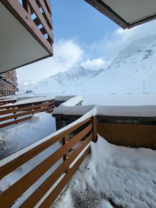 - Balcón cubierto de nieve con vistas a la montaña en Appartements pied des pistes - Résidence Mongie - Tourmalet en La Mongie