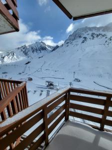 a balcony with a view of a snow covered mountain at Appartements pied des pistes - Résidence Mongie - Tourmalet in La Mongie