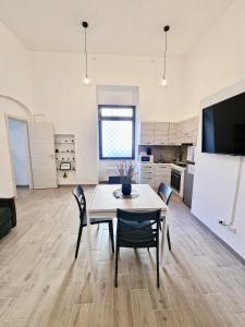 a kitchen and dining room with a table and chairs at DOMVS Ginori Testaccio in Rome