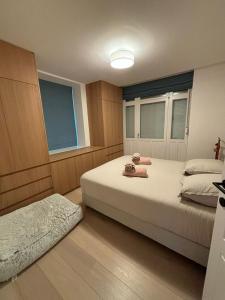 een slaapkamer met 2 bedden en een raam bij Villa Naïla in Koksijde