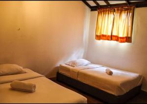 Postel nebo postele na pokoji v ubytování Hotel FLORA Suesca