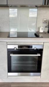 A cozinha ou kitchenette de Modern 14th Floor 1or2-Bed Flat